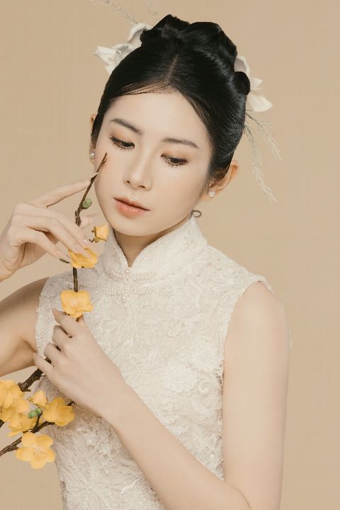 工笔画婚纱照AI追色推荐：保留服饰纹样和人物五官层次 中式室内、传统服饰和安静人像婚纱照画面