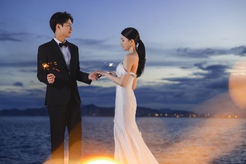 烟花婚纱照AI追色推荐：让人物、烟花和环境光分别清楚 夜景烟花、海边灯光和婚纱人像画面