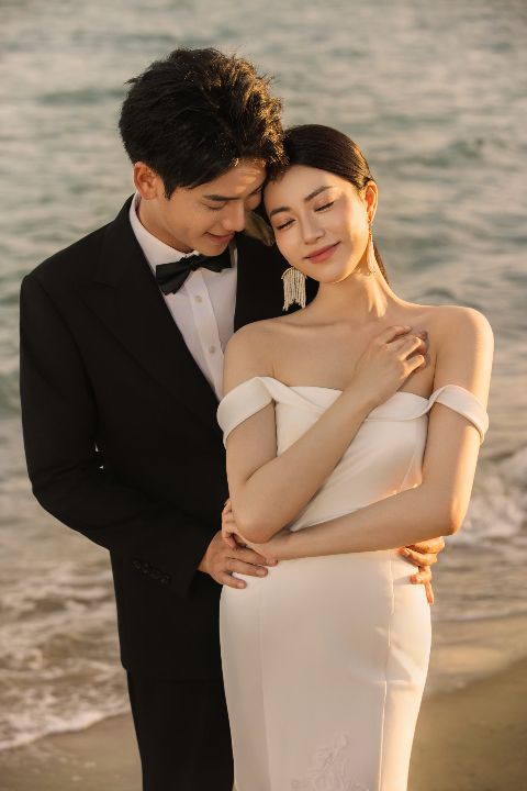 暖调婚纱照AI追色推荐:保留夕阳温度,不把肤色调得发橙 黄昏外景、暖光建筑和婚纱人像画面