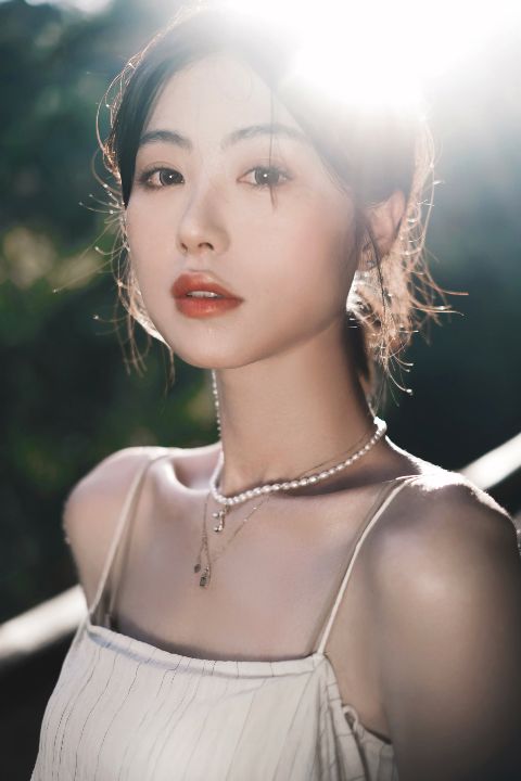 森系写真AI追色推荐:控制绿色存在感,让人物仍是视觉中心 树林、草地、枝叶前景和森系写真画面