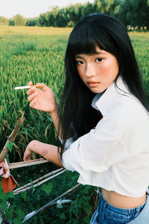 浓郁夏日写真AI追色推荐:稳定主体肤色,再保留夏日颜色张力 夏季绿植、城市日光和人像写真画面