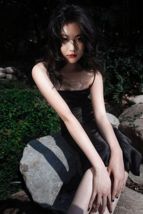 湖边写真AI追色推荐:处理水面反光,让人物保持通透 湖边、岸线、阴天水面和人像写真画面