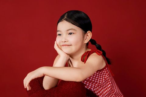 儿童甜美写真AI追色推荐:让画面甜而不腻,肤色保持自然 甜美布景、浅色服装和儿童写真画面