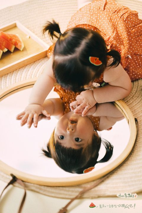 儿童夏日写真AI追色推荐:保留童趣色彩,避免大面积颜色相互抢占 西瓜、明亮布景和儿童夏日写真画面
