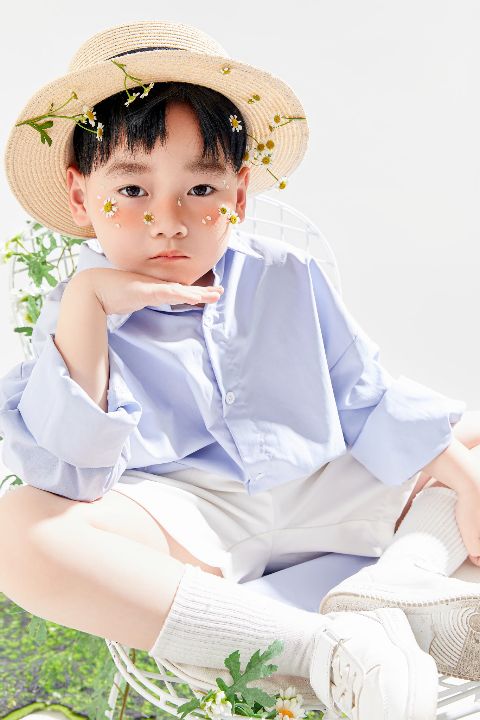 儿童男孩写真AI追色推荐:让男孩的表情和服装更利落,背景更收敛 自然布景、简洁服装和儿童男孩写真画面