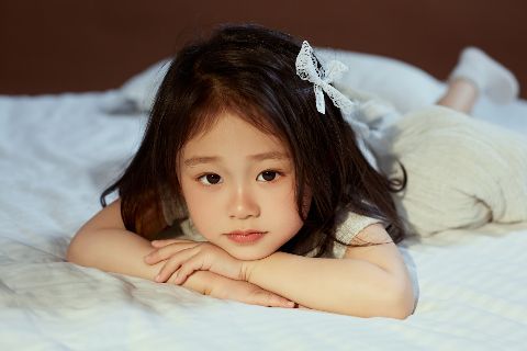 儿童焦糖色写真AI追色推荐:保留暖色氛围,维持人物明暗层次 焦糖布景、小熊道具和儿童写真画面