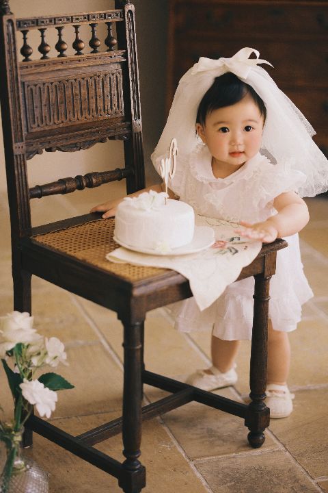 儿童庄园生日写真AI追色推荐 生日布景、气球道具和儿童棚拍写真画面
