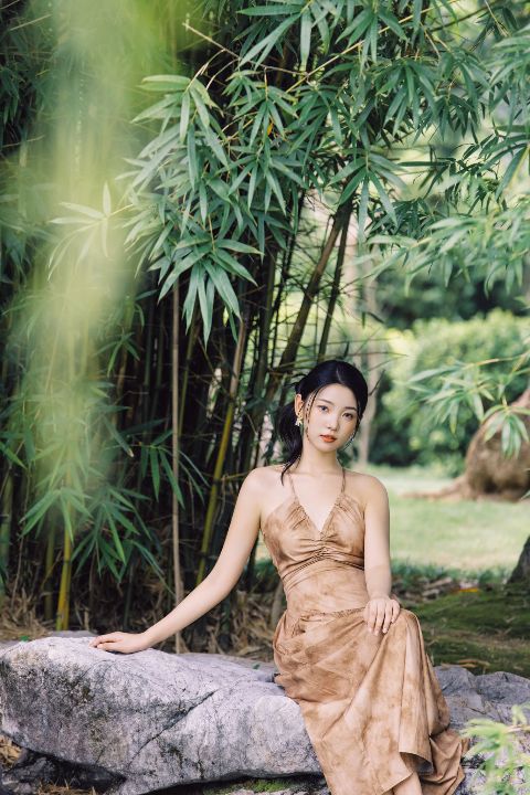国风写真AI追色推荐：清雅庭院人像调色效果 庭院远景