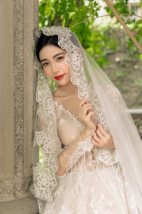 法式庭院婚纱照AI追色推荐:让白纱、肤色和花园层次保持轻盈 法式庭院、石墙、花园与自然光婚纱照画面