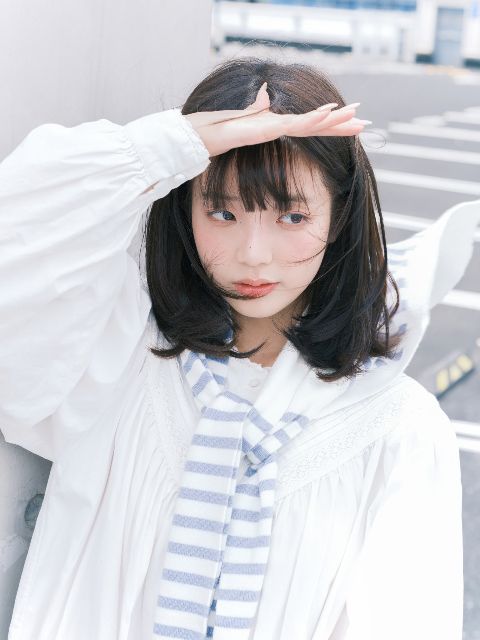 夏日写真AI追色推荐：清透日常人像调色效果 浅色服装