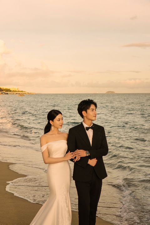 暖调婚纱照AI追色推荐:保留夕阳温度,不把肤色调得发橙 人物肤色与夕阳环境表现