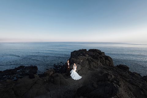 礁石海岸婚纱照AI追色推荐:稳定肤色和白纱,再保留岩石纹理 海岸人物、白纱与岩石表现