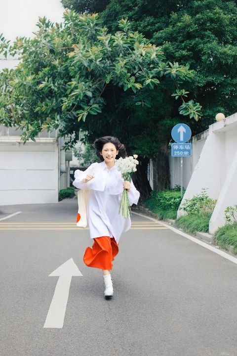 少女写真AI追色推荐：让人物表情和服装保持松弛感 少女人物与轻松姿态表现