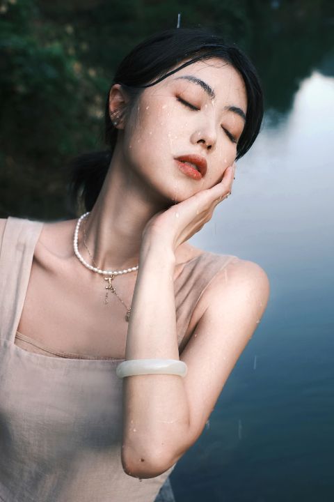 森系写真AI追色推荐:控制绿色存在感,让人物仍是视觉中心 人物、树影与自然背景表现