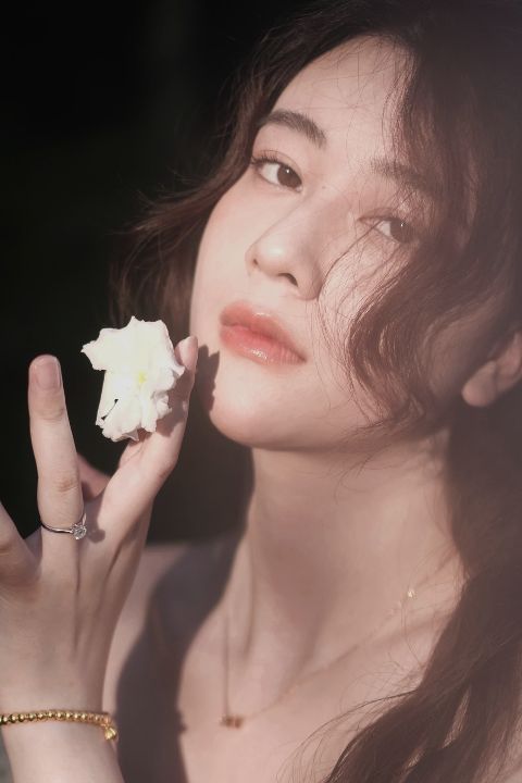 柔雾写真AI追色推荐：让光感柔和，但不牺牲五官细节 人物肤色与逆光轮廓表现
