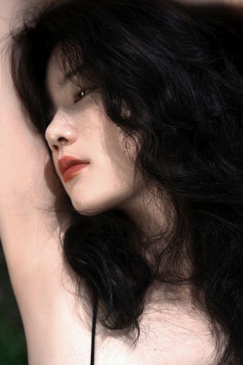 湖边写真AI追色推荐:处理水面反光,让人物保持通透 人物、湖面与倒影环境表现