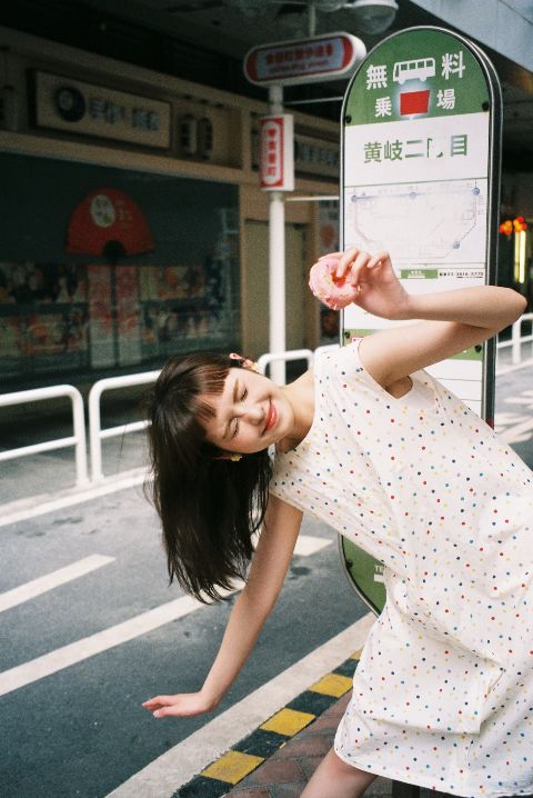 街头闪光灯写真AI追色推荐:让直闪光有力量,同时稳定肤色 街头人物与直闪光表现