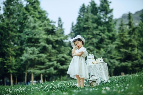 儿童公主风写真AI追色推荐:保留裙装材质和孩子自然表情 儿童礼服与公主主题布景表现