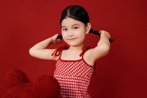儿童甜美写真AI追色推荐:让画面甜而不腻,肤色保持自然 儿童表情、服装与甜美道具表现