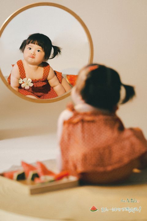 儿童夏日写真AI追色推荐:保留童趣色彩,避免大面积颜色相互抢占 儿童人物与夏日道具表现