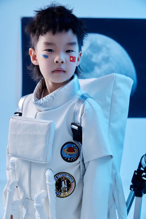 儿童宇航主题写真AI追色推荐:保留主题氛围,同时提亮孩子面部 儿童人物与宇航主题道具表现