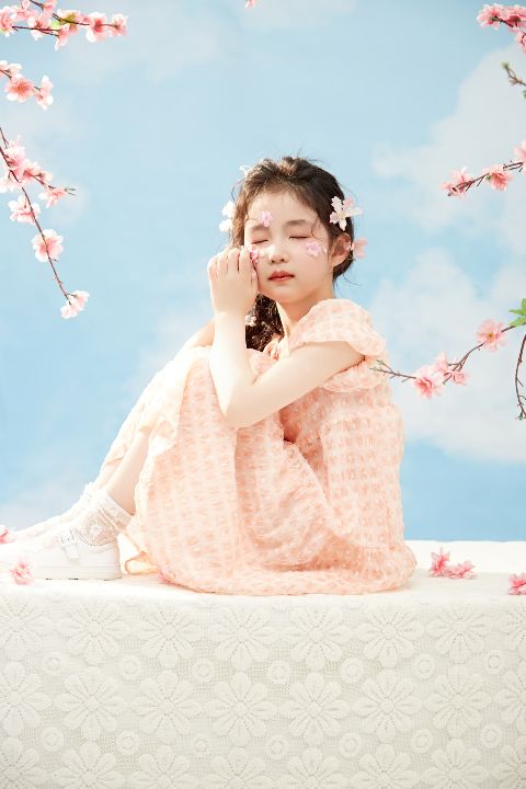 儿童花海写真AI追色推荐:让花朵有层次,人物不被背景淹没 儿童人物、花朵与春日场景表现