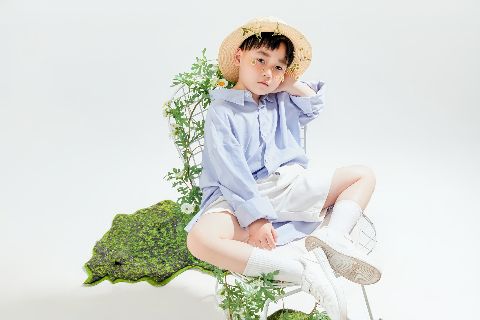 儿童男孩写真AI追色推荐:让男孩的表情和服装更利落,背景更收敛 男孩人物、服装与场景表现