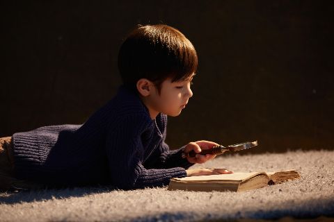 儿童肖像写真AI追色推荐：先处理面部光线，再保留眼神和发丝细节 儿童近景与自然表情表现
