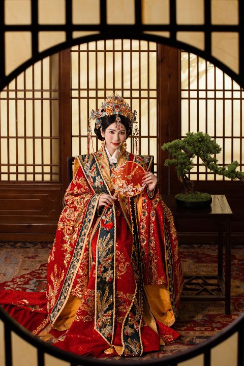 中式婚纱照AI追色推荐:凤冠霞帔调色效果 金饰近景