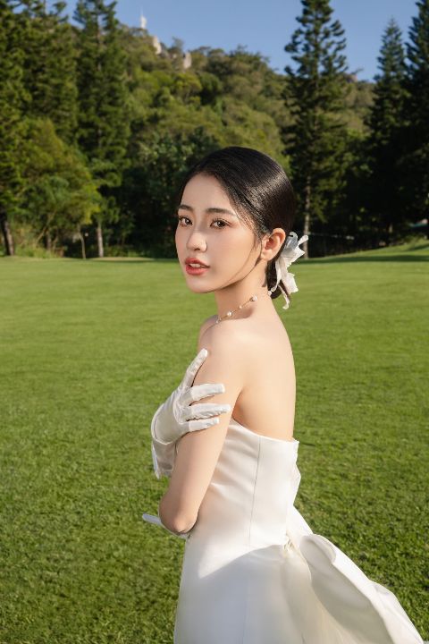草坪婚纱照AI追色推荐：自然光白纱调色效果 树影侧面