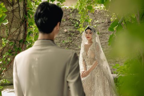 法式庭院婚纱照AI追色推荐:让白纱、肤色和花园层次保持轻盈 柔和暖光与低饱和绿植细节