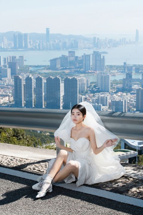 蓝天白纱婚纱照AI追色推荐：压住天空高光，让人物仍然清楚 通透蓝色与明亮留白细节