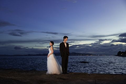 烟花婚纱照AI追色推荐：让人物、烟花和环境光分别清楚 深色夜景与暖色光点细节