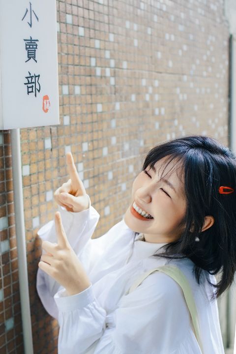少女写真AI追色推荐：让人物表情和服装保持松弛感 自然日光与轻盈色彩细节