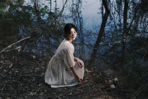 森系写真AI追色推荐:控制绿色存在感,让人物仍是视觉中心 自然绿色与柔和阴影细节