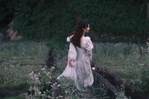 柔雾写真AI追色推荐：让光感柔和，但不牺牲五官细节 柔雾光感与清透肤色细节