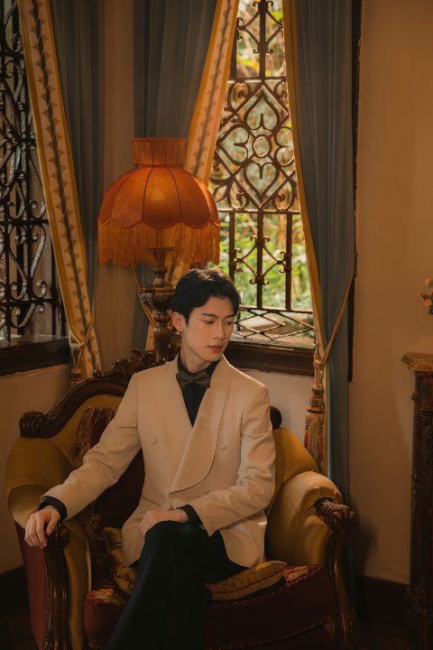 复古婚纱照AI追色推荐：南洋室内婚纱照效果 礼服近景