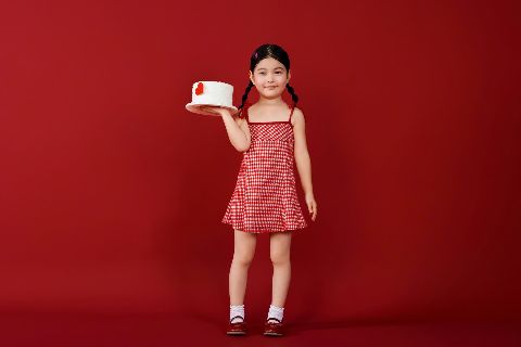 儿童甜美写真AI追色推荐:让画面甜而不腻,肤色保持自然 柔和粉色与明亮光线细节