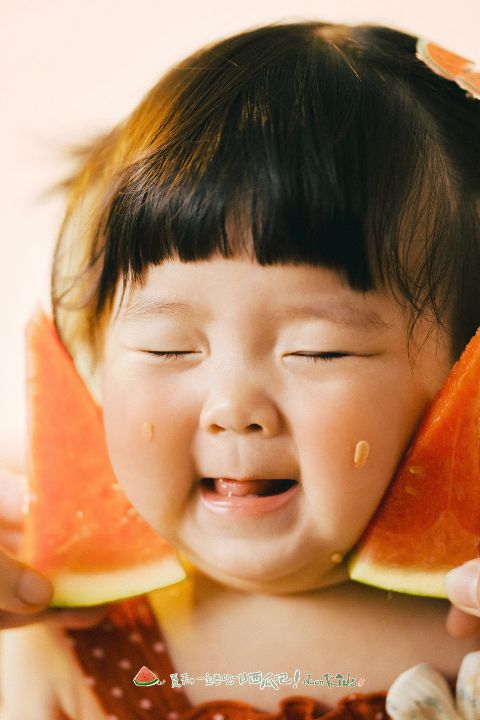 儿童夏日写真AI追色推荐:保留童趣色彩,避免大面积颜色相互抢占 清爽绿色与夏日红色点缀细节