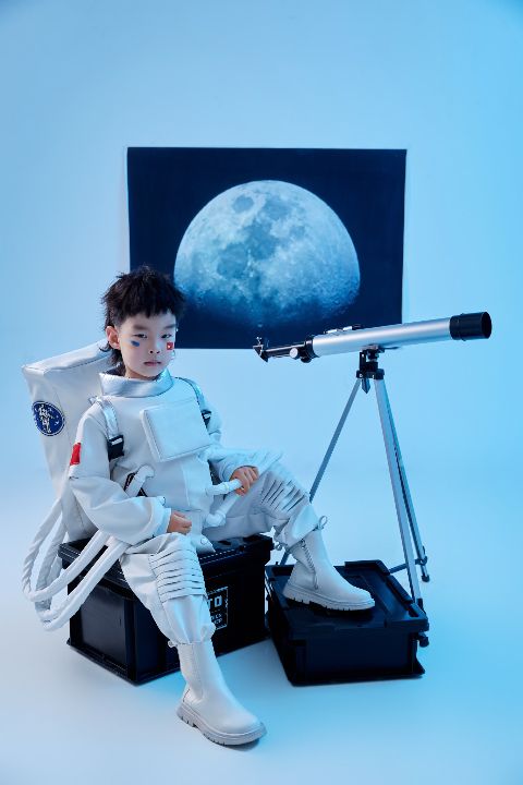 儿童宇航主题写真AI追色推荐:保留主题氛围,同时提亮孩子面部 深蓝空间与局部亮光细节