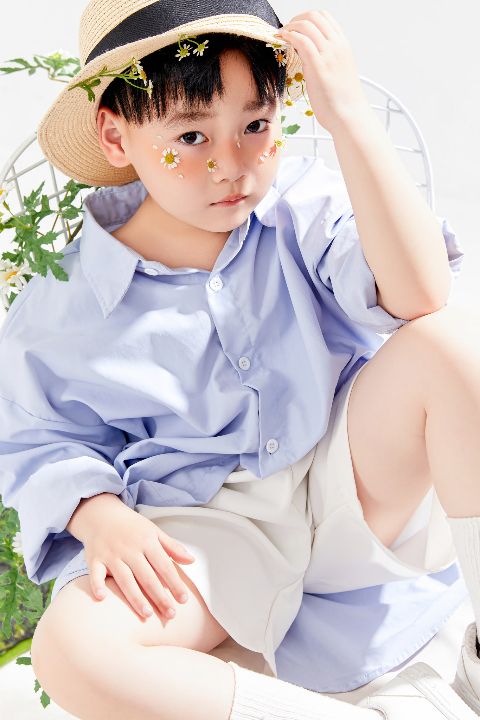 儿童男孩写真AI追色推荐:让男孩的表情和服装更利落,背景更收敛 清爽色彩与自然肤色细节