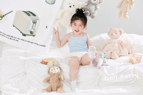儿童玩偶主题写真AI追色推荐:让玩偶有存在感,人物仍保持第一视觉焦点 彩色道具与欢快光线细节