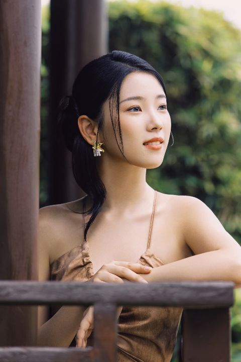 国风写真AI追色推荐：清雅庭院人像调色效果 枝叶前景