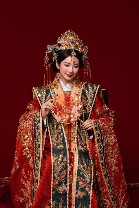 中式婚纱照AI追色推荐:凤冠霞帔调色效果 礼服侧影
