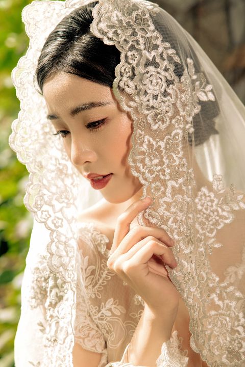 法式庭院婚纱照AI追色推荐:让白纱、肤色和花园层次保持轻盈 整体色调关系