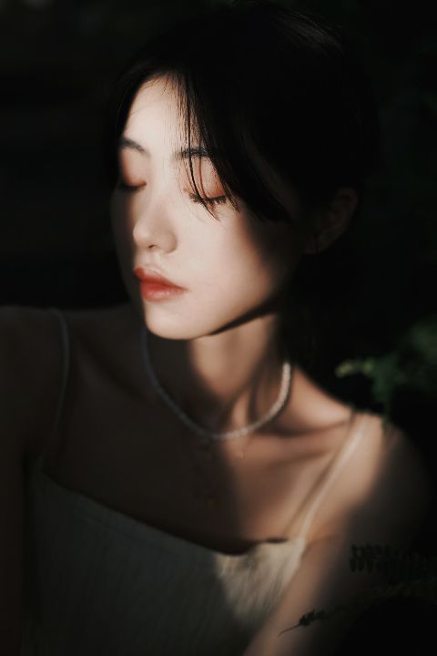 森系写真AI追色推荐:控制绿色存在感,让人物仍是视觉中心 整体色调关系