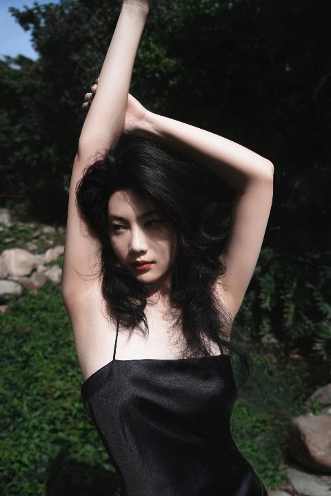 湖边写真AI追色推荐:处理水面反光,让人物保持通透 整体色调关系