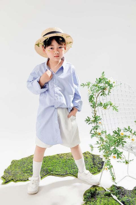 儿童男孩写真AI追色推荐:让男孩的表情和服装更利落,背景更收敛 整体色调关系