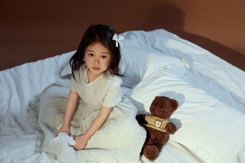 儿童焦糖色写真AI追色推荐:保留暖色氛围,维持人物明暗层次 整体色调关系