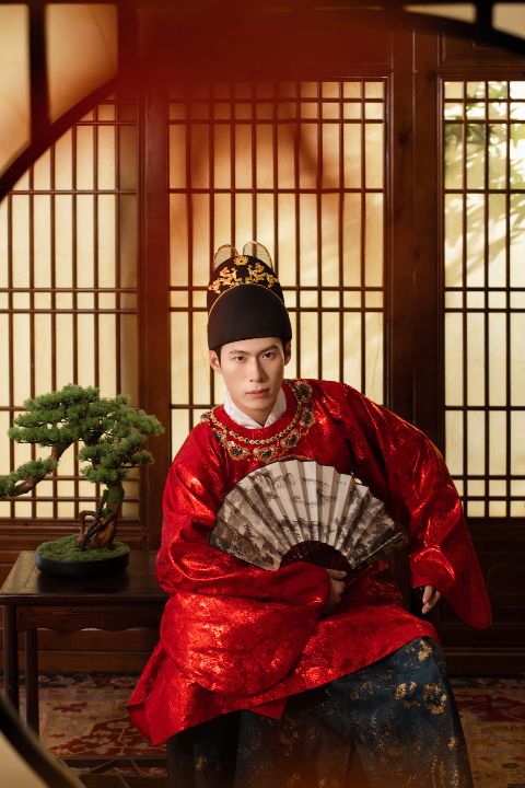 中式婚纱照AI追色推荐:凤冠霞帔调色效果 室内合影